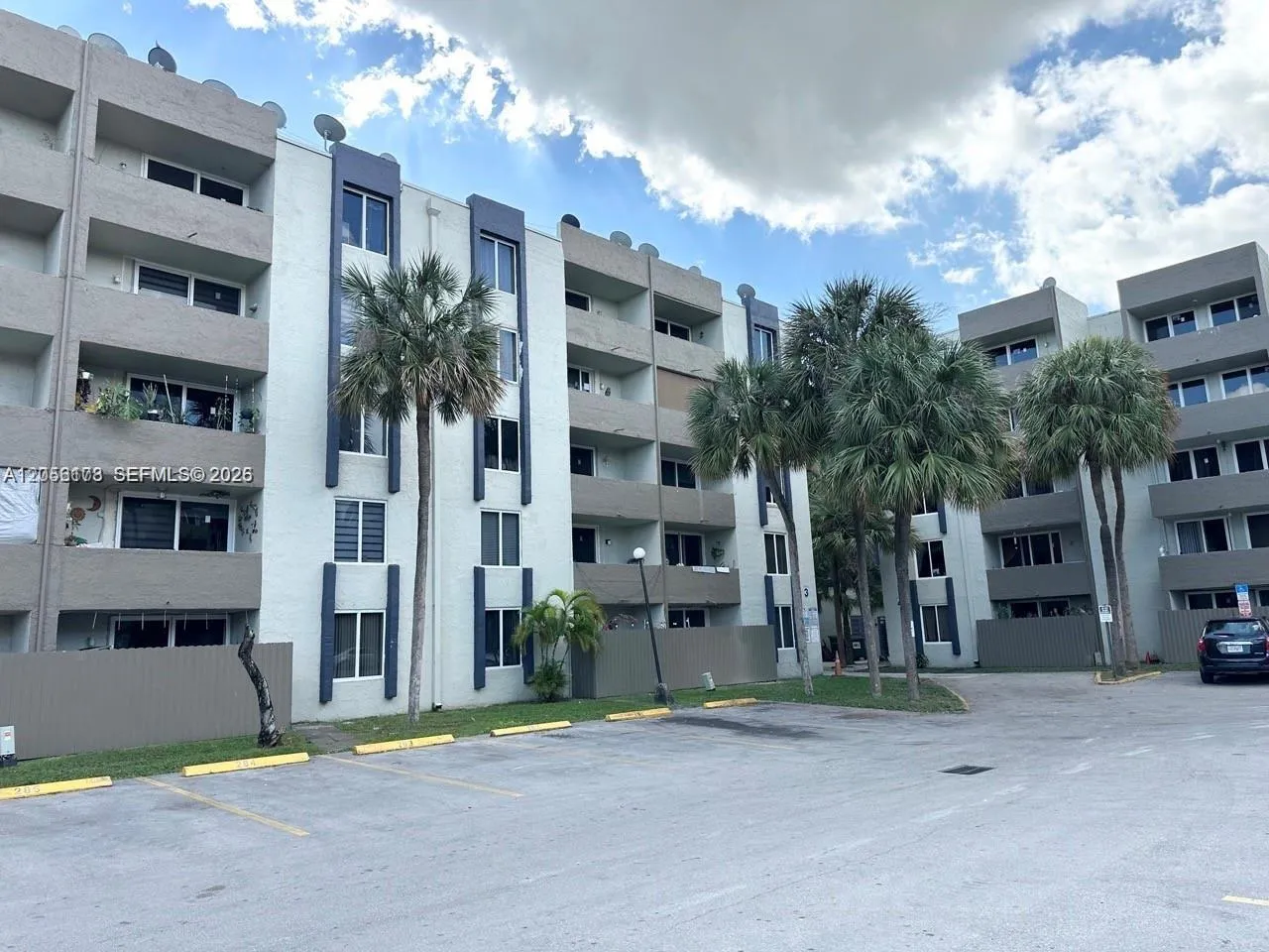 View details of listing 10000 NW 80th Court 2456, Hialeah Gardens, FL 33016 Hialeah Gardens with MLS# 