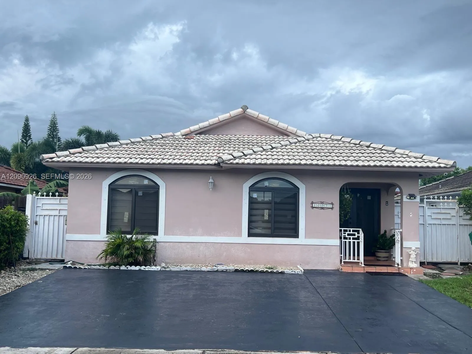 View details of listing 10071 NW 127 Terrace, Hialeah Gardens, FL 33018 Hialeah Gardens with MLS# 