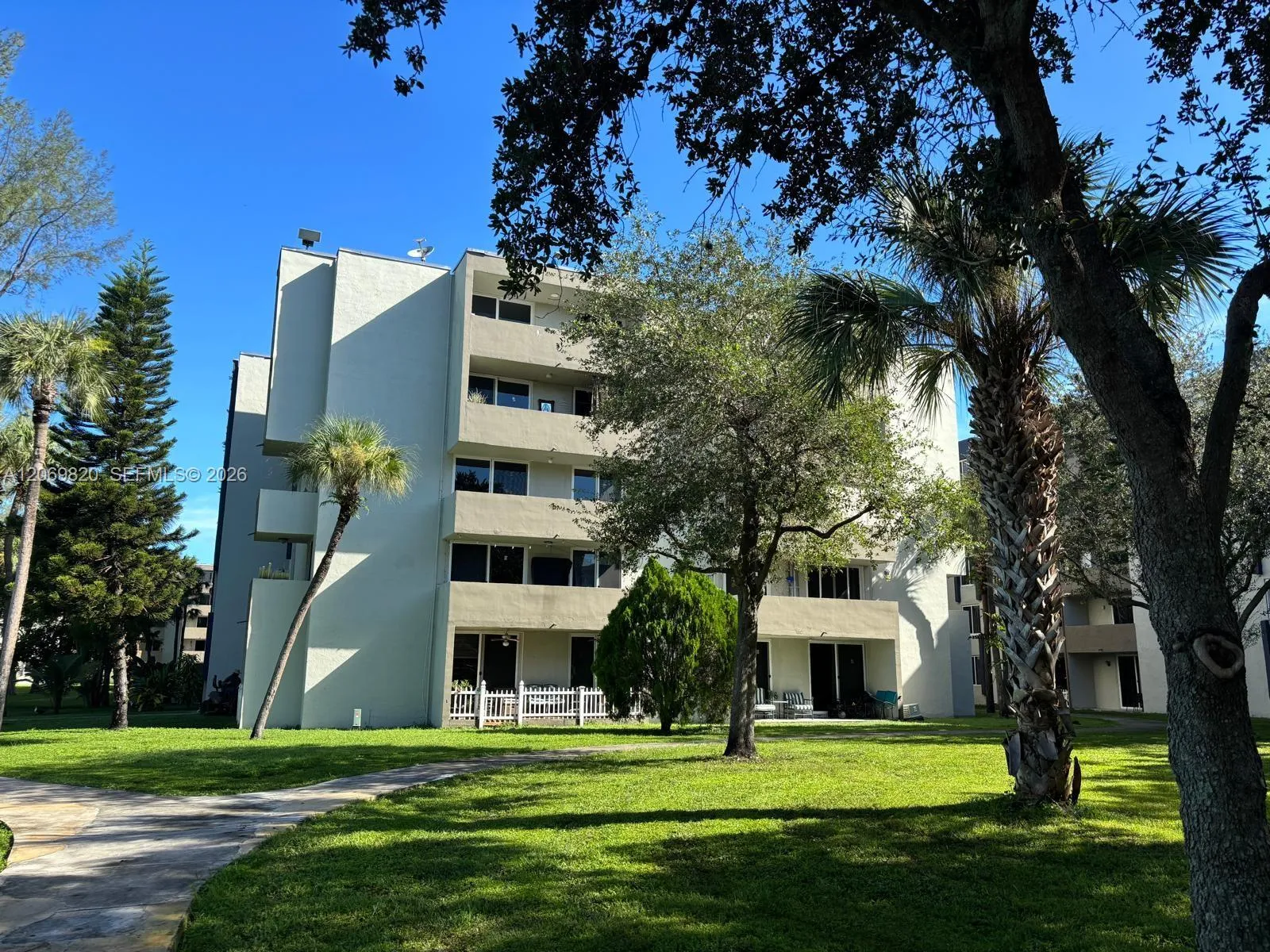 View details of listing 10090 NW 80th Court 1239, Hialeah Gardens, FL 33016 Hialeah Gardens with MLS# 
