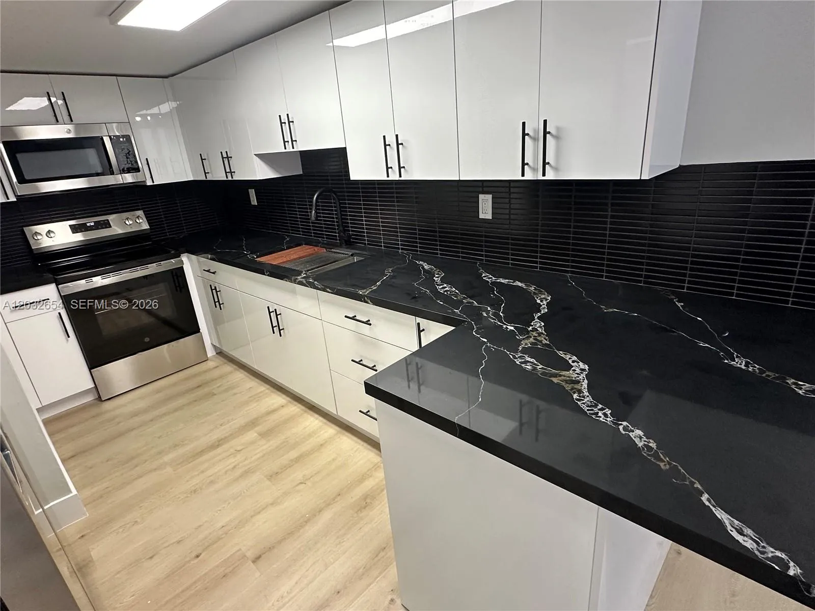 View details of listing 10090 NW 80th Court 1325, Hialeah Gardens, FL 33016 Hialeah Gardens with MLS# 