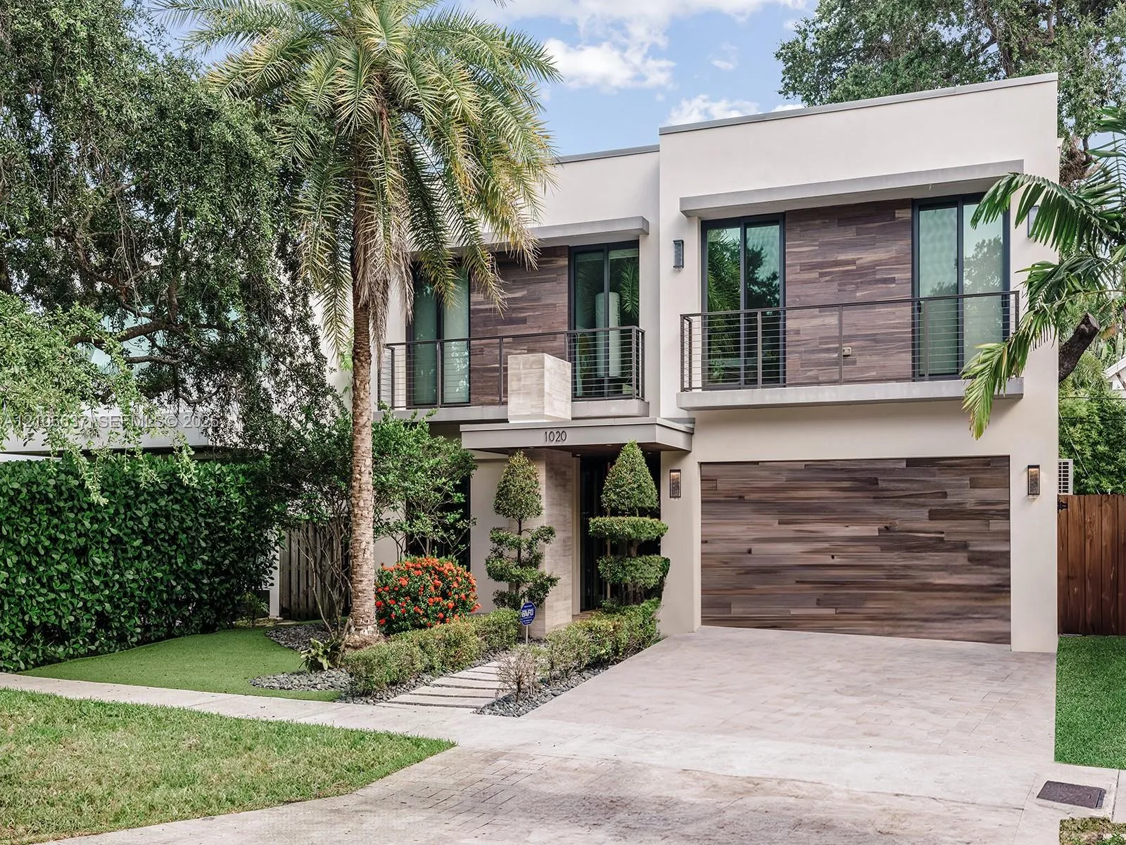 View details of listing 1020 SE 5th Court, Fort Lauderdale, FL 33301 Fort Lauderdale with MLS#