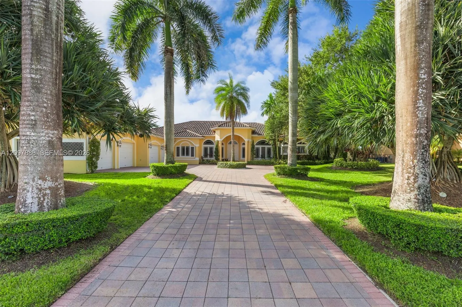 View details of listing 10640 Pegasus Street, Davie, FL 33324 Davie with MLS# 
