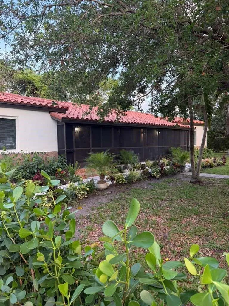 View details of listing 11201 NE 10th Avenue 11203, Biscayne Park, FL 33161 Biscayne Park with MLS#