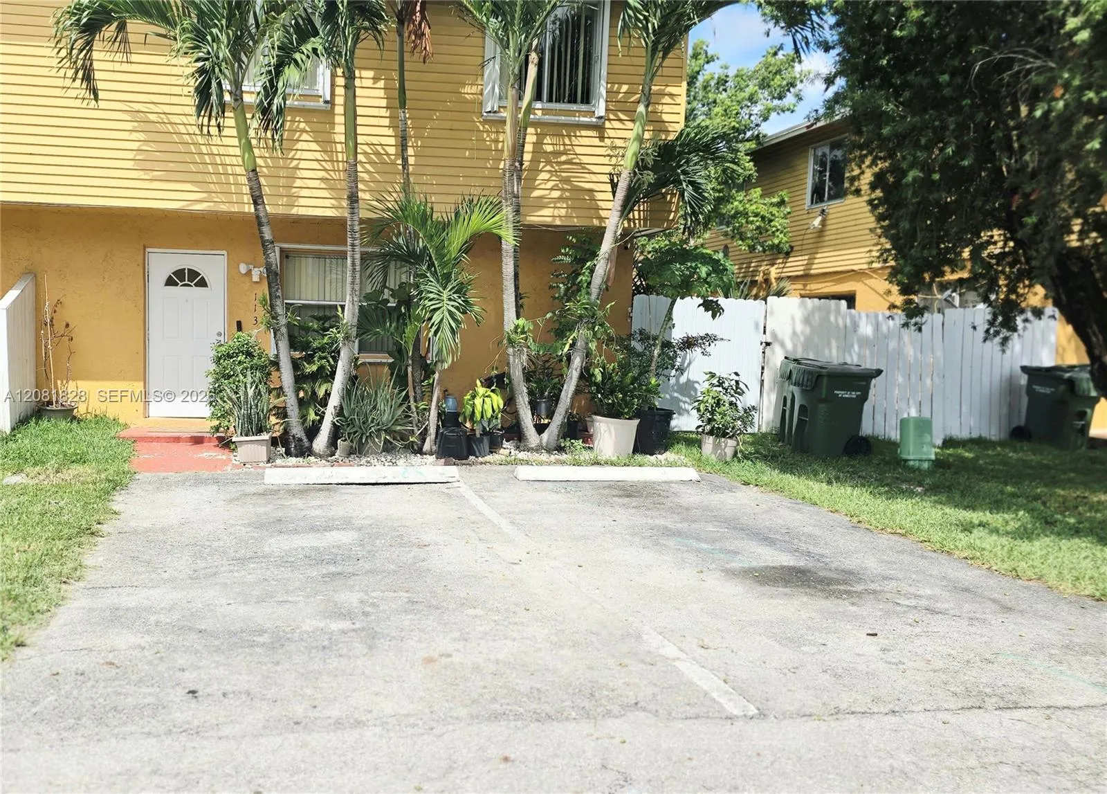 View details of listing 113 NE 12th Avenue 113, Homestead, FL 33030 Homestead with MLS#