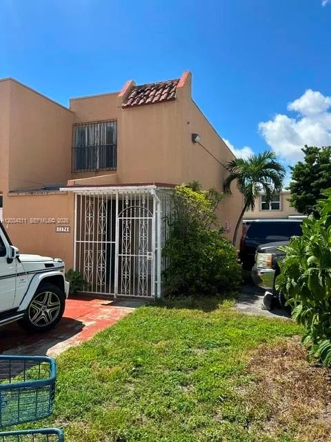 Listing  1174 W 40th Street 48, Hialeah, FL 33012, Hialeah, FL 33012