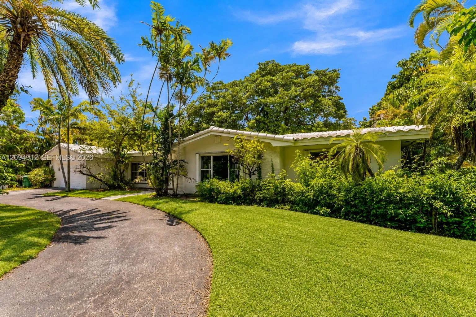 View details of listing 11890 SW 72nd Place, Pinecrest, FL 33156 Pinecrest with MLS# 