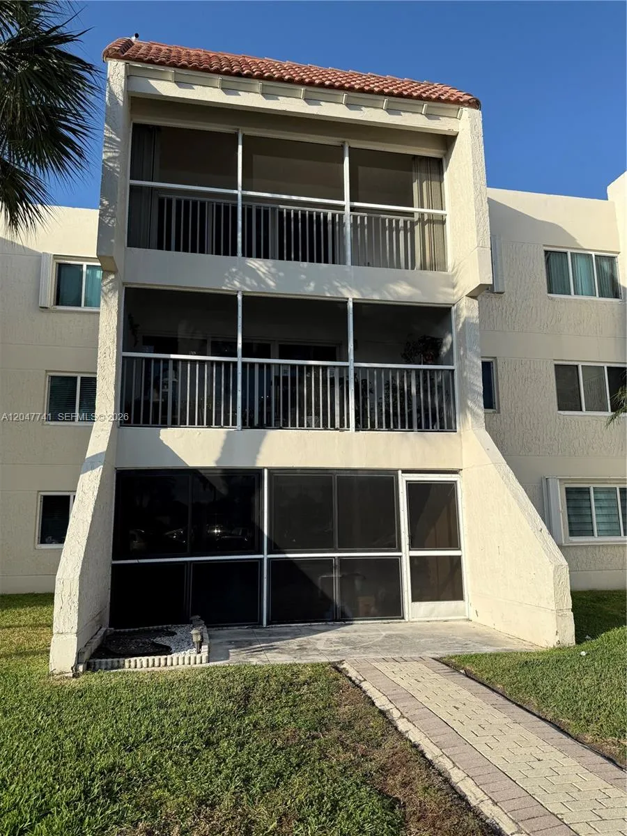 View details of listing 120 Lakeview Drive 114, Weston, FL 33326 Weston with MLS#