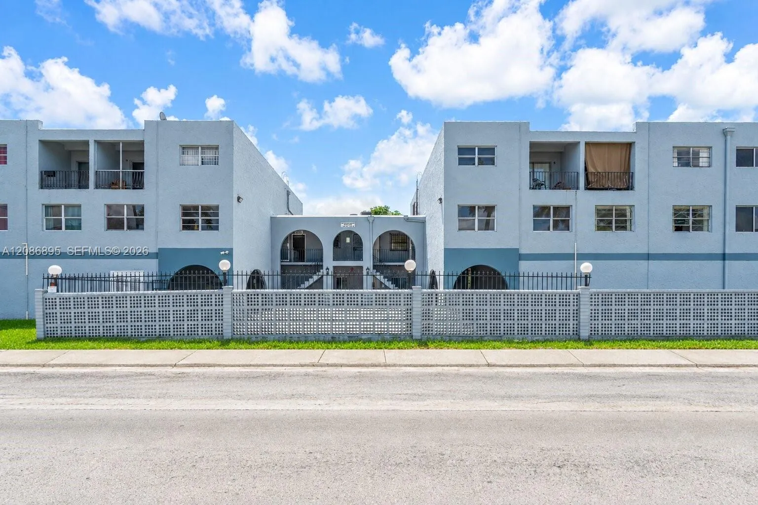 Listing  1300 W 53rd Street 20, Hialeah, FL 33012, Hialeah, FL 33012