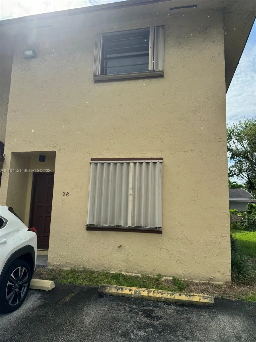 Listing  1320 W 46th Street 28, Hialeah, FL 33012, Hialeah, FL 33012