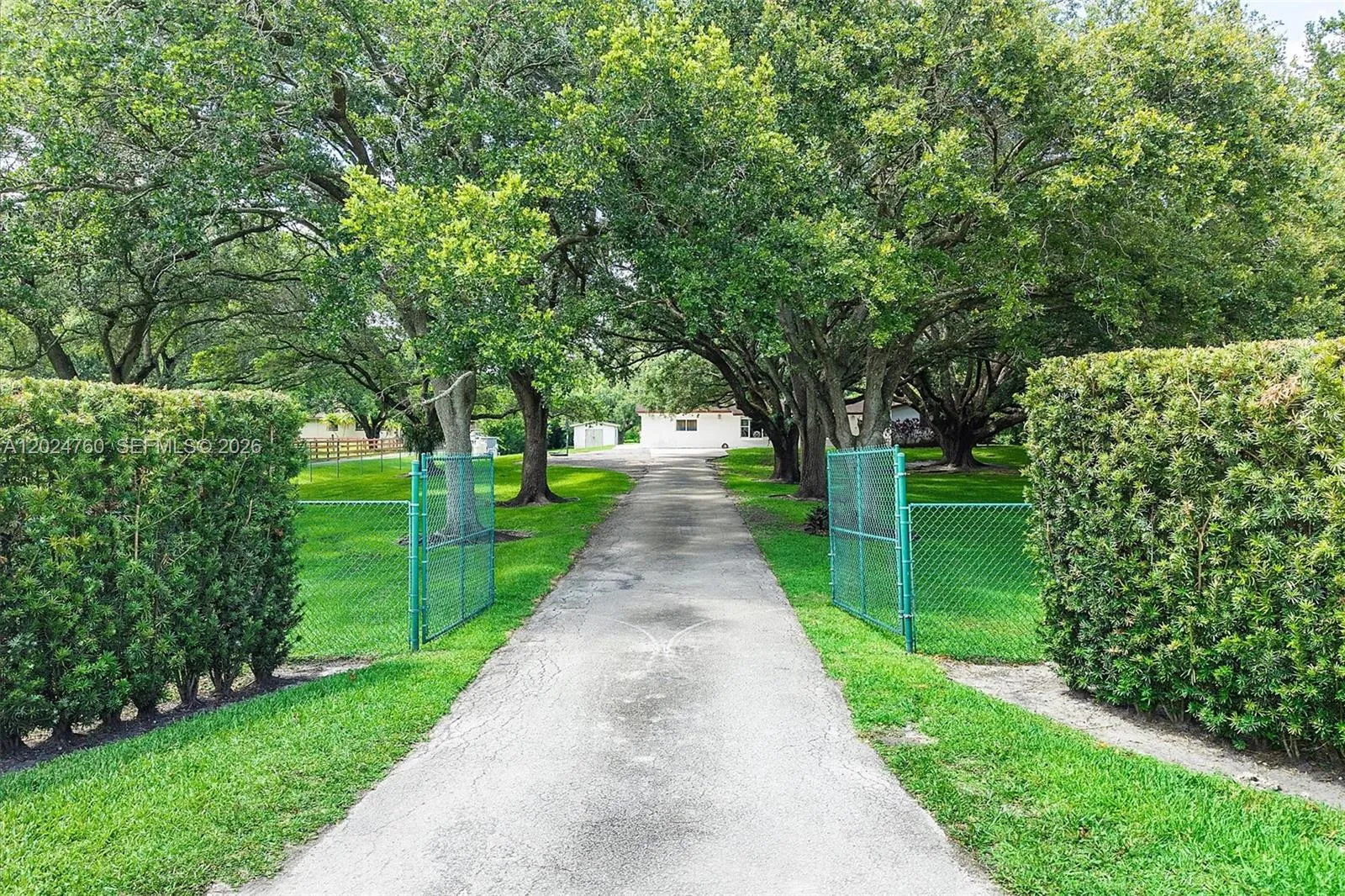 View details of listing 13821 Mustang Trail, Southwest Ranches, FL 33330 Southwest Ranches with MLS#