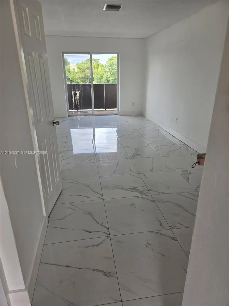 Listing  1551 W Okeechobee Road 15-14, Hialeah, FL 33010, Hialeah, FL 33010