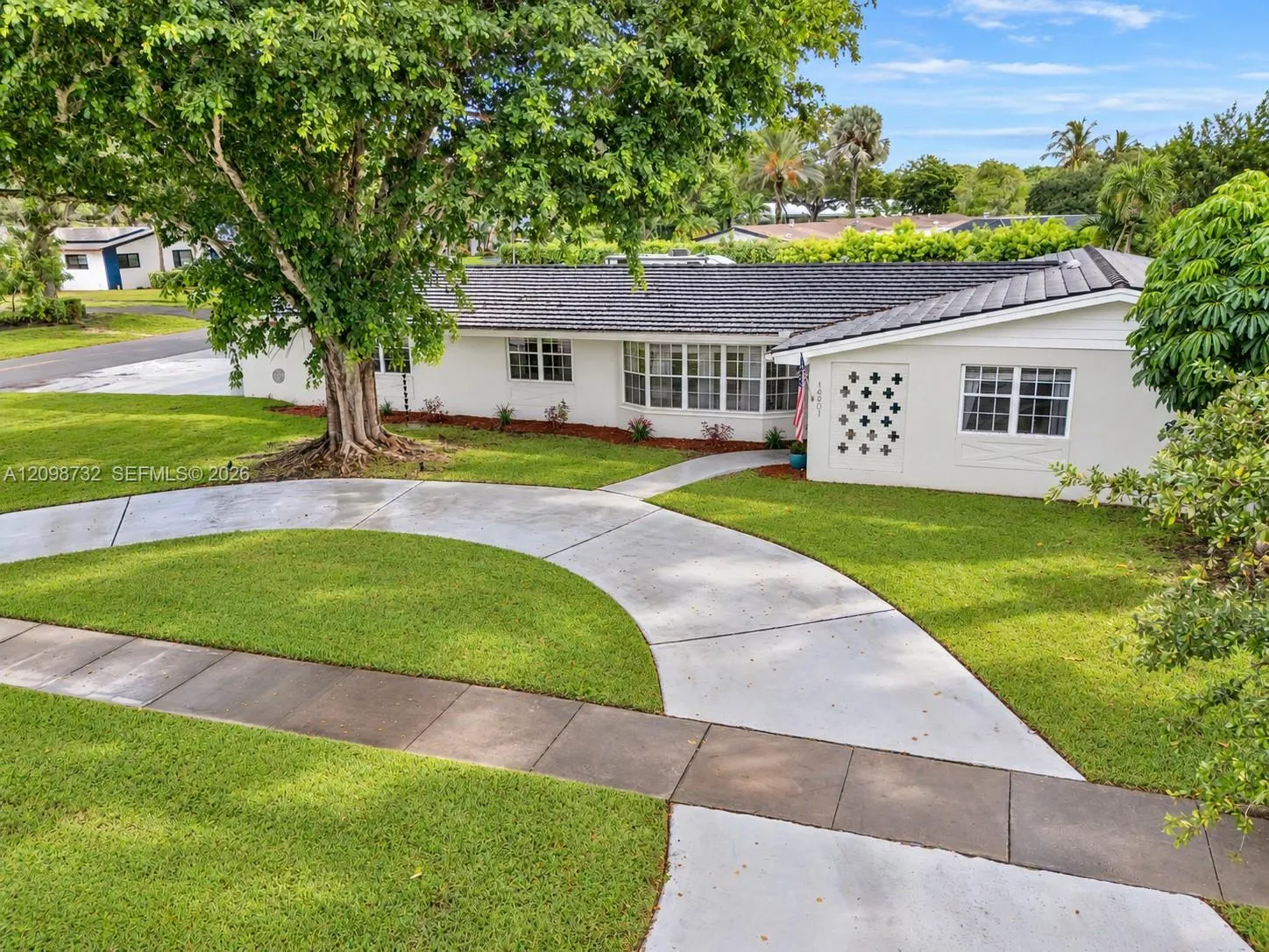 View details of listing 16401 SW 82nd Avenue, Palmetto Bay, FL 33157 Palmetto Bay with MLS# 
