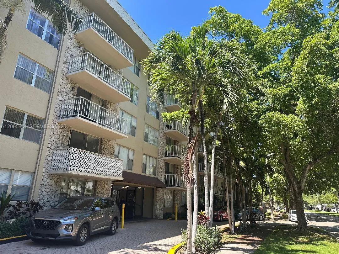 View details of listing 1805 Sans Souci Boulevard 301, North Miami, FL 33181 North Miami with MLS#