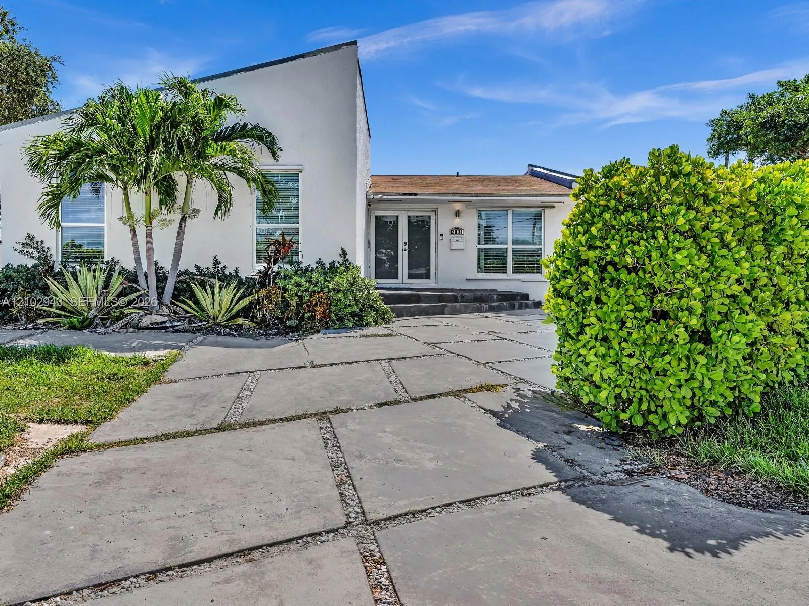 View details of listing 2001 NE 122nd Road 2001, North Miami, FL 33181 North Miami with MLS#