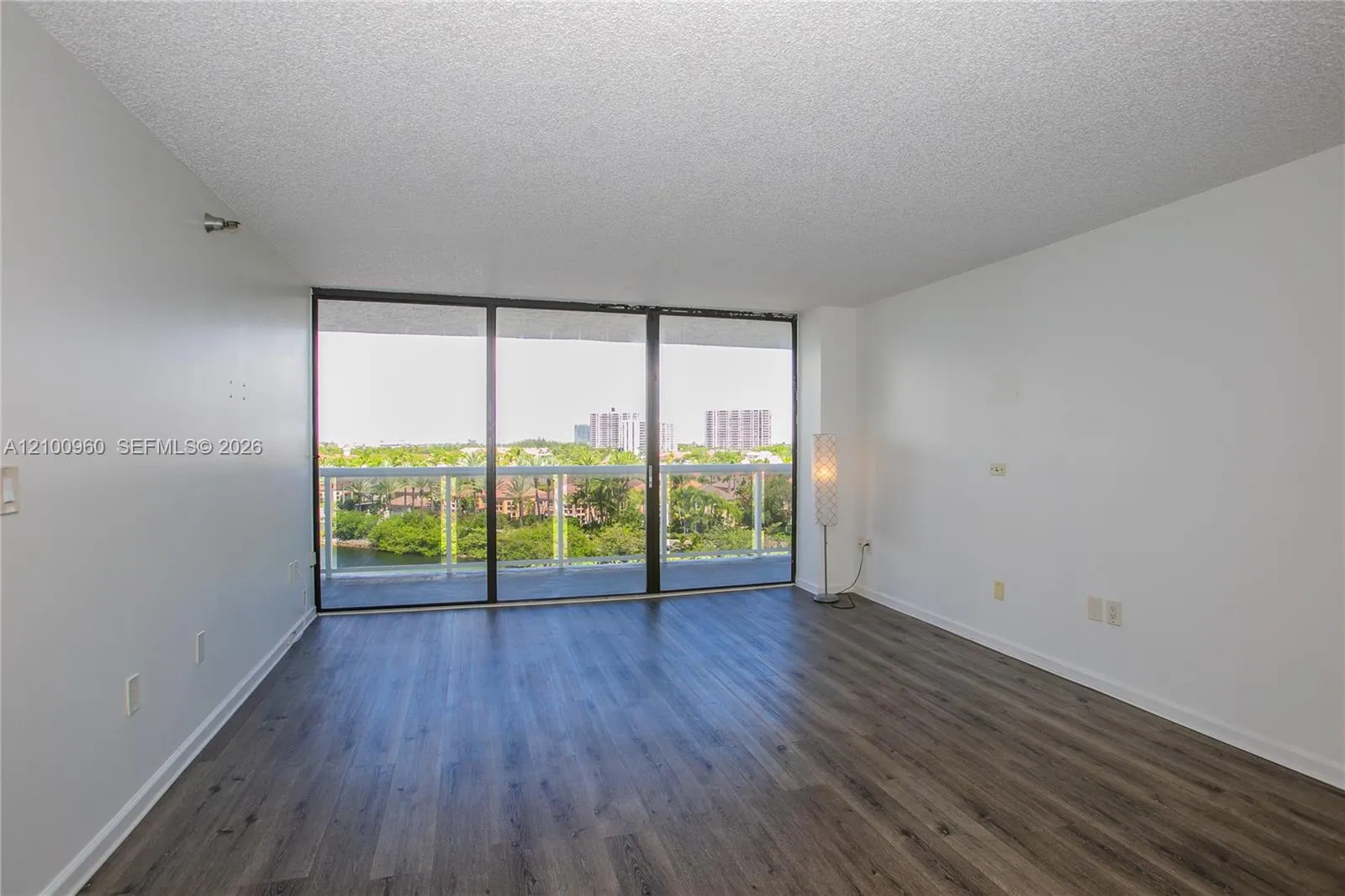 View details of listing 20505 E Country Club Drive 731, Aventura, FL 33180 Aventura with MLS# 