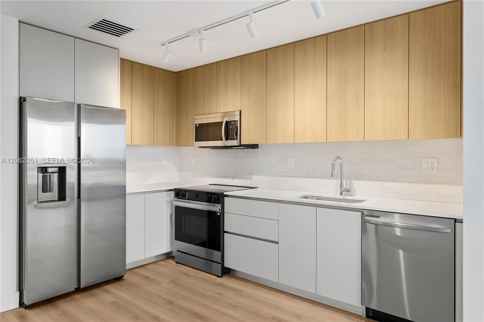 Listing  215 SE 4th Street 202, Hallandale Beach, FL 33009, Hallandale Beach, FL 33009
