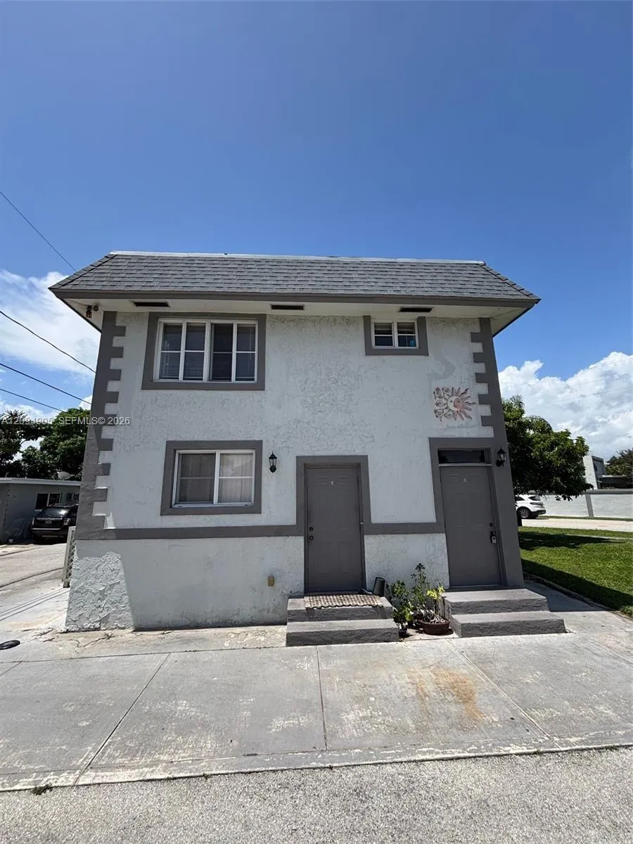 View details of listing 219 W Dixie Highway B, Dania Beach, FL 33004 Dania Beach with MLS# 