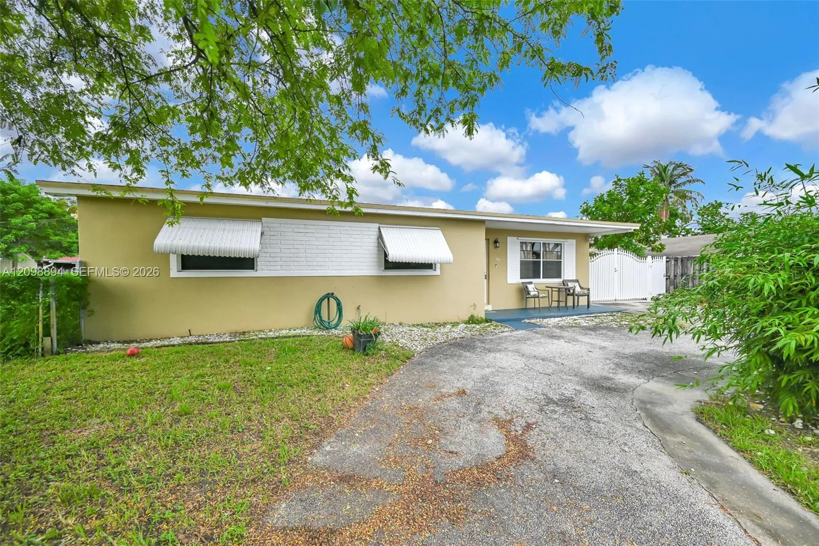 View details of listing 230 N 67th Avenue, Hollywood, FL 33024 Hollywood with MLS# 