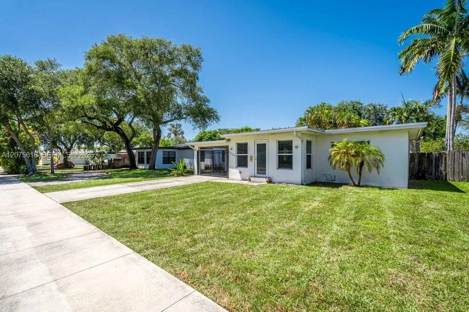 View details of listing 2539 Coolidge Street, Hollywood, FL 33020 Hollywood with MLS# 