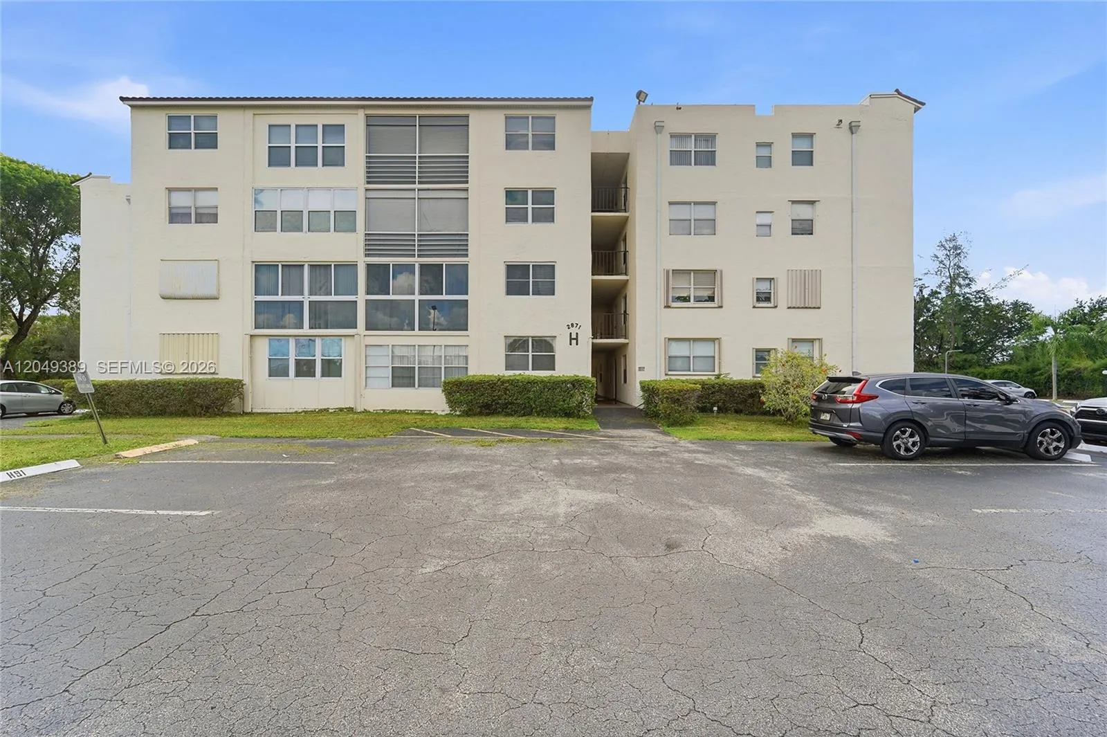 View details of listing 2871 Somerset Drive 103, Lauderdale Lakes, FL 33311 Lauderdale Lakes with MLS# 