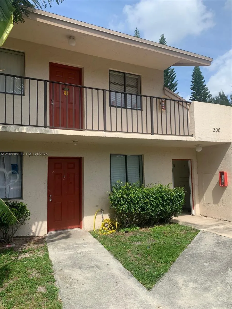 Listing  300 Nottingham Circle J, Greenacres, FL 33463, Greenacres, FL 33463