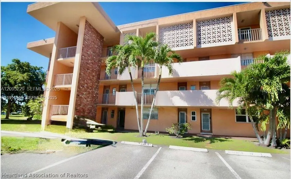 View details of listing 3001 NW 46 Avenue 102, Lauderdale Lakes, FL 33313 Lauderdale Lakes with MLS# 