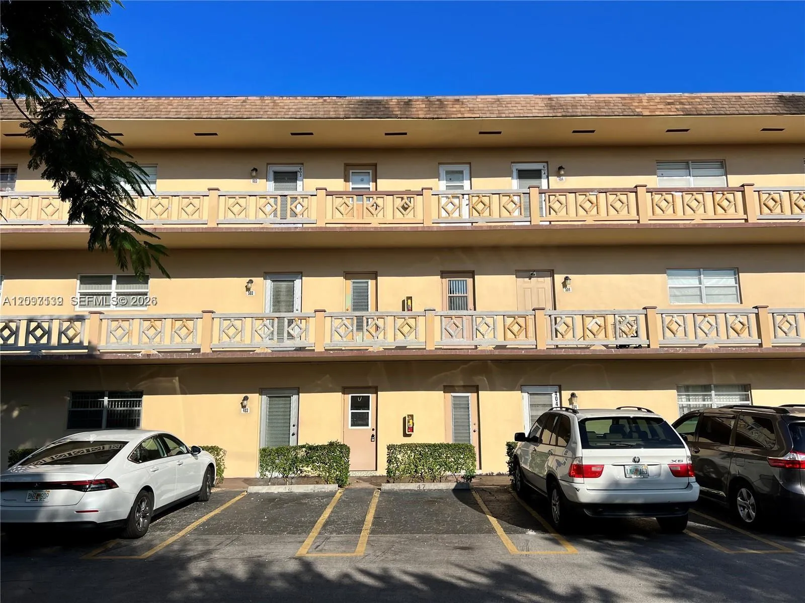 View details of listing 3530 NW 52nd Avenue 403, Lauderdale Lakes, FL 33319 Lauderdale Lakes with MLS# 