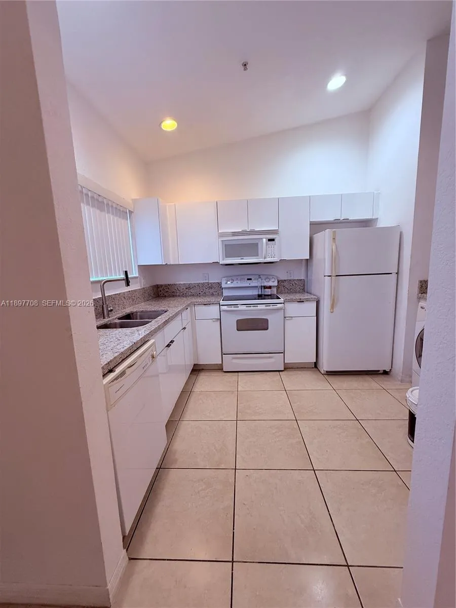 View details of listing 3820 SW 48th Avenue E-31, Pembroke Park, FL 33023 Pembroke Park with MLS#