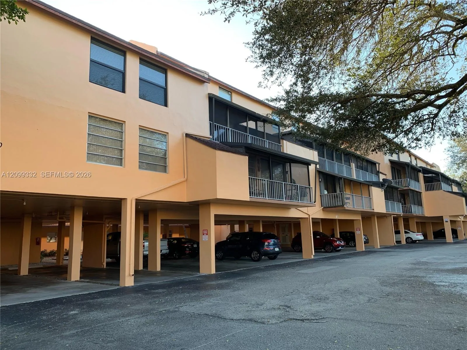 View details of listing 400 Commodore Drive 211, Plantation, FL 33325 Plantation with MLS# 