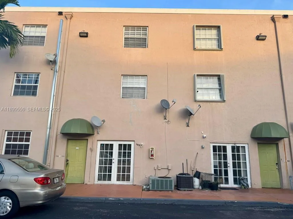 Listing  420 E 1st Avenue B204, Hialeah, FL 33010, Hialeah, FL 33010