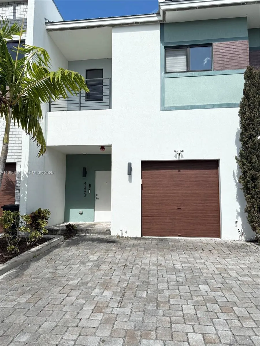 View details of listing 4393 NW 9th Street, Plantation, FL 33317 Plantation with MLS# 