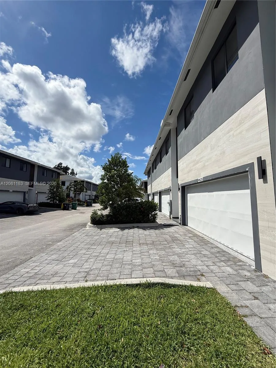 Listing  4655 SW 32nd Avenue 2B, Dania Beach, FL 33312, Dania Beach, FL 33312