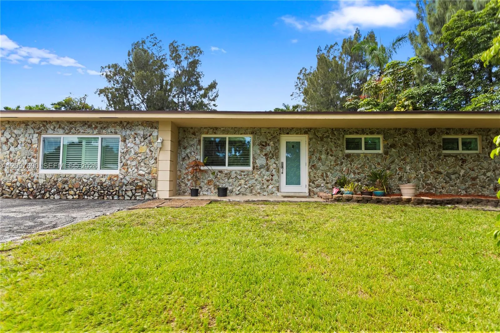 View details of listing 4801 SW 59th Terrace, Davie, FL 33314 Davie with MLS# 