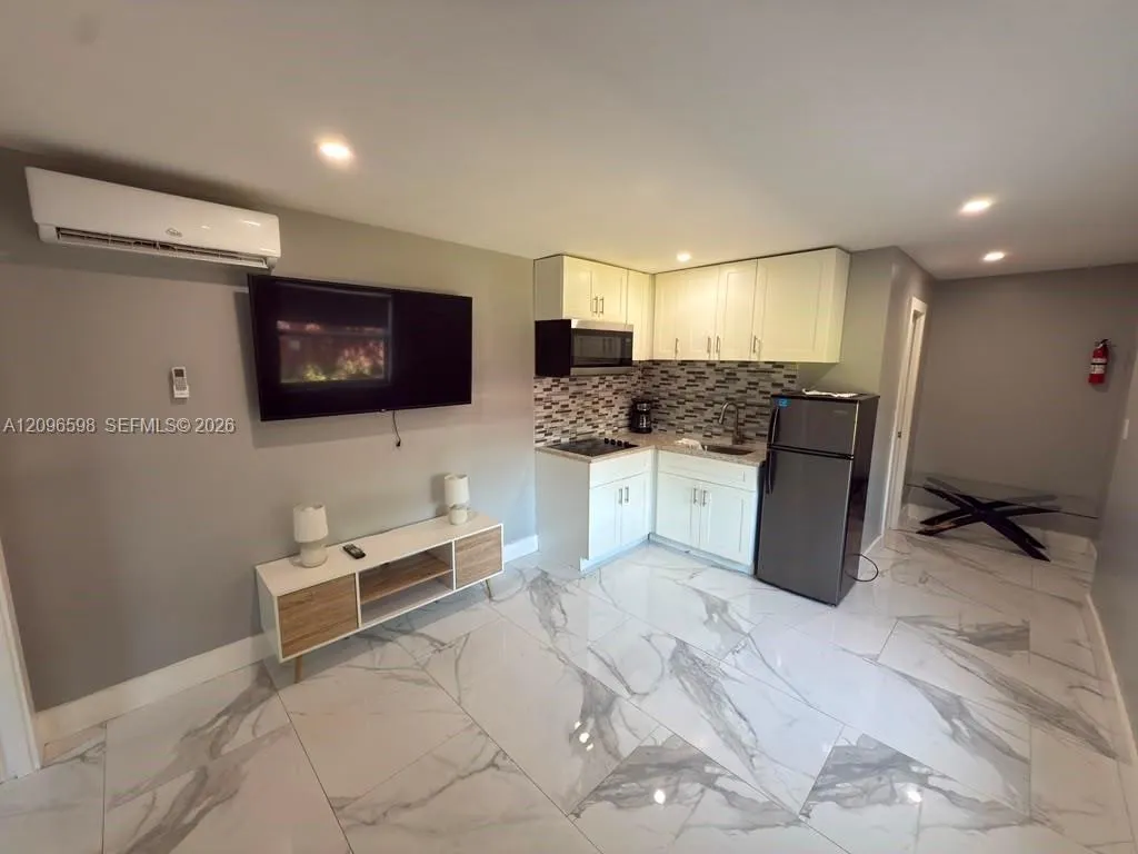 View details of listing 4910 SW 28th Terrace 1, Dania Beach, FL 33312 Dania Beach with MLS# 