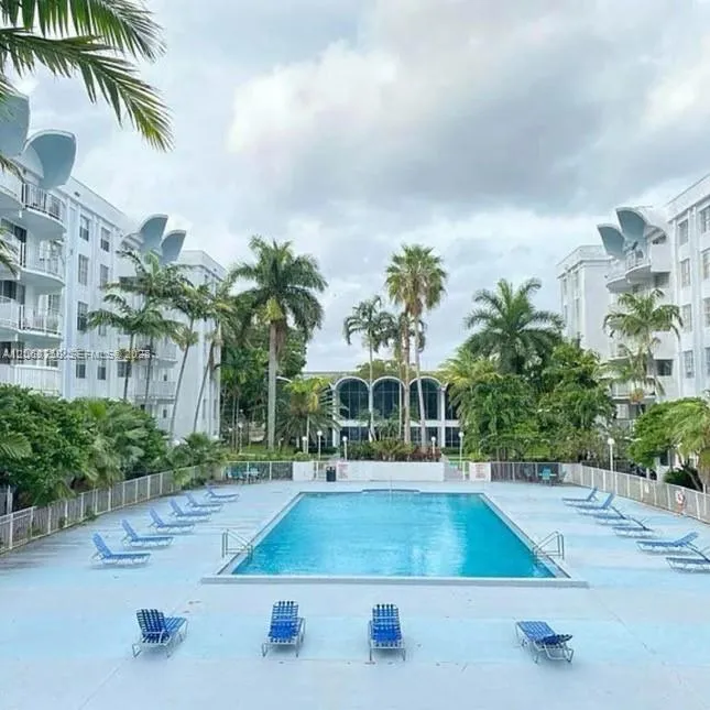 Listing  492 NW 165th St Road C-415, Miami, FL 33169, Miami, FL 33169