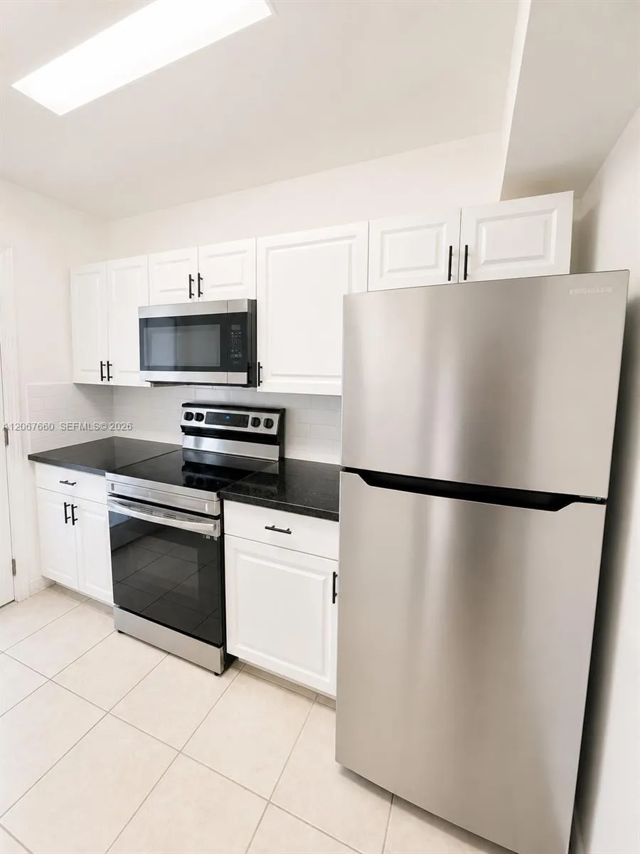 Listing  500 E Country Club Circle 4, Plantation, FL 33317, Plantation, FL 33317