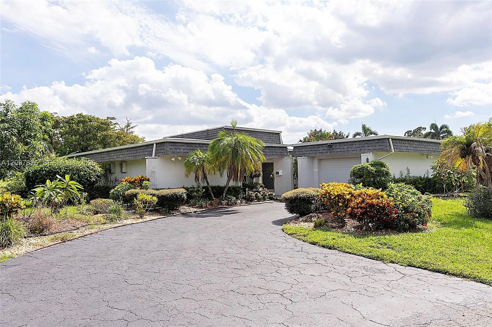 Listing  5010 Banyan Lane, Tamarac, FL 33319, Tamarac, FL 33319