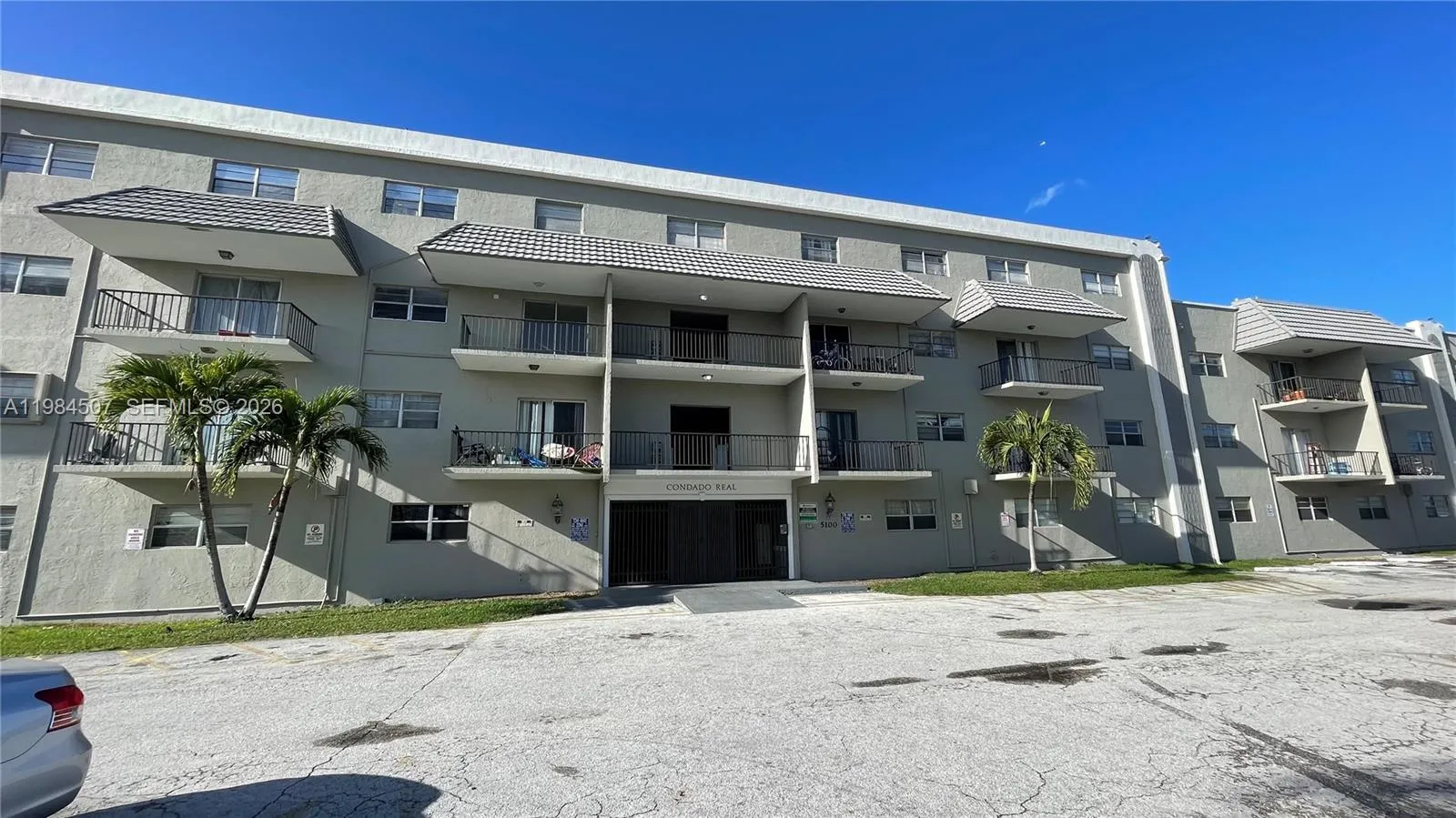 View details of listing 5100 SW 41st Street 226, Pembroke Park, FL 33023 Pembroke Park with MLS#
