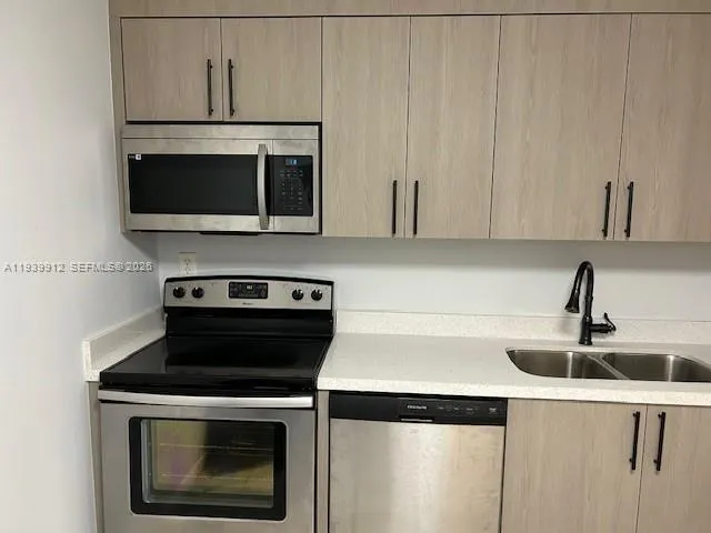 View details of listing 5100 SW 41st Street 329, Pembroke Park, FL 33023 Pembroke Park with MLS#