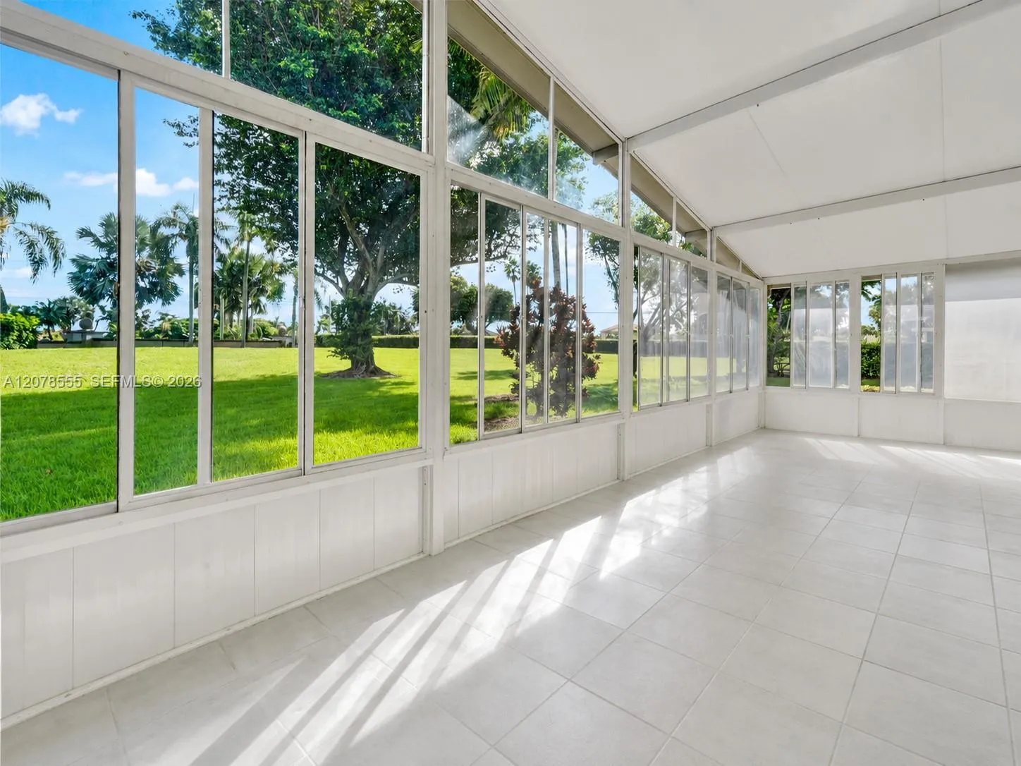 View details of listing 527 SE 27th Drive, Homestead, FL 33033 Homestead with MLS#
