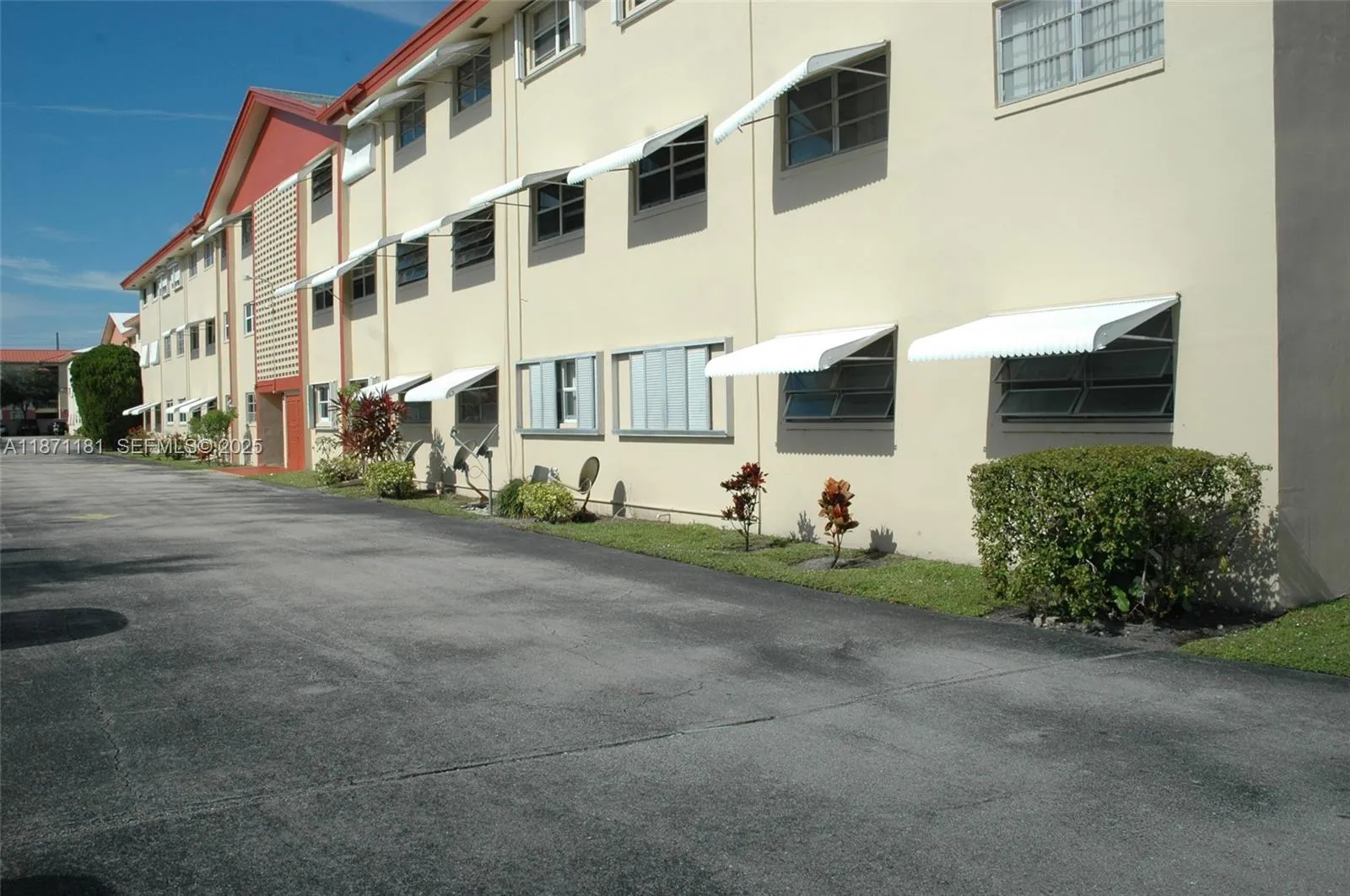 View details of listing 5300 Washington Street Q307, Hollywood, FL 33021 Hollywood with MLS# 