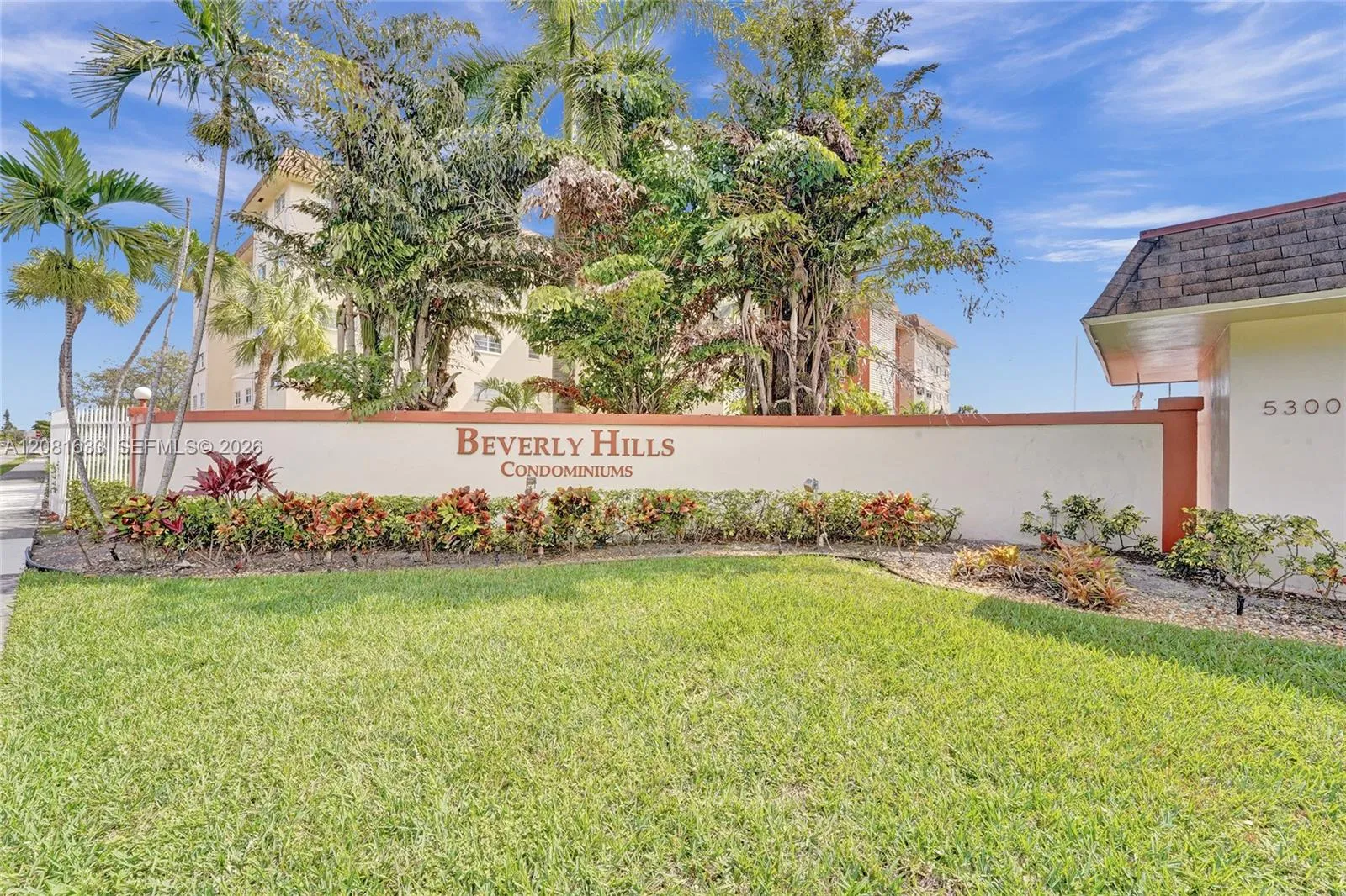View details of listing 5300 Washington Street V308, Hollywood, FL 33021 Hollywood with MLS#