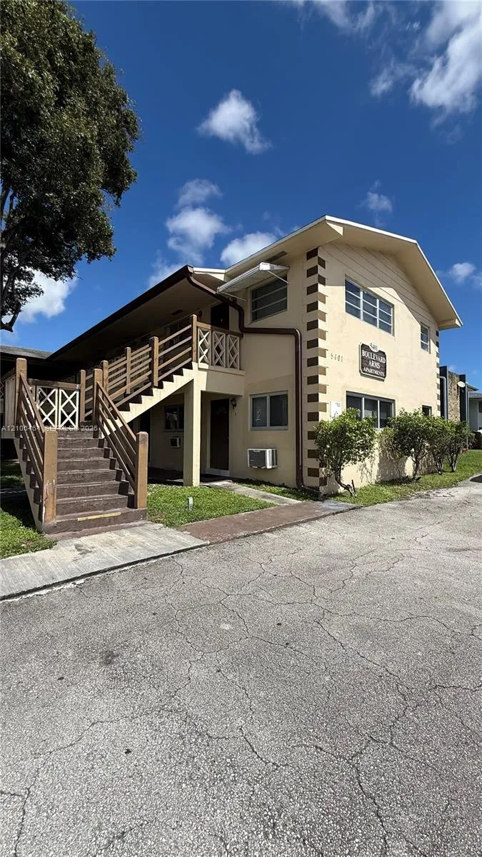 View details of listing 5401 Hollywood Boulevard 15, Hollywood, FL 33021 Hollywood with MLS# 
