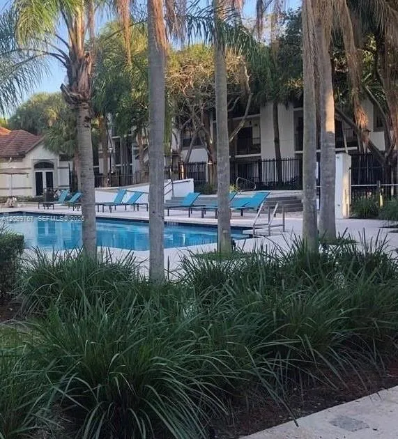 View details of listing 570 S Park Road 14-6, Hollywood, FL 33021 Hollywood with MLS# 