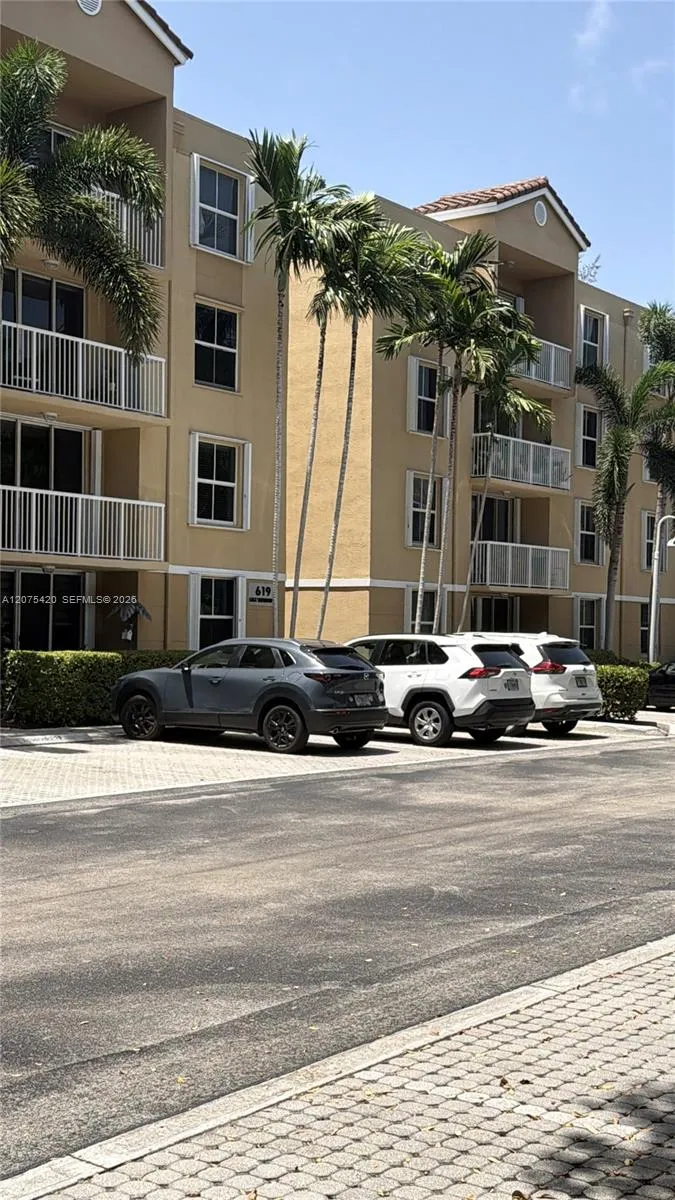 Listing  619 E Sheridan Street 105, Dania Beach, FL 33004, Dania Beach, FL 33004