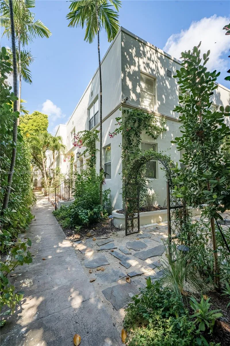 View details of listing 726 Meridian Avenue 2, Miami Beach, FL 33139 Miami Beach with MLS# 