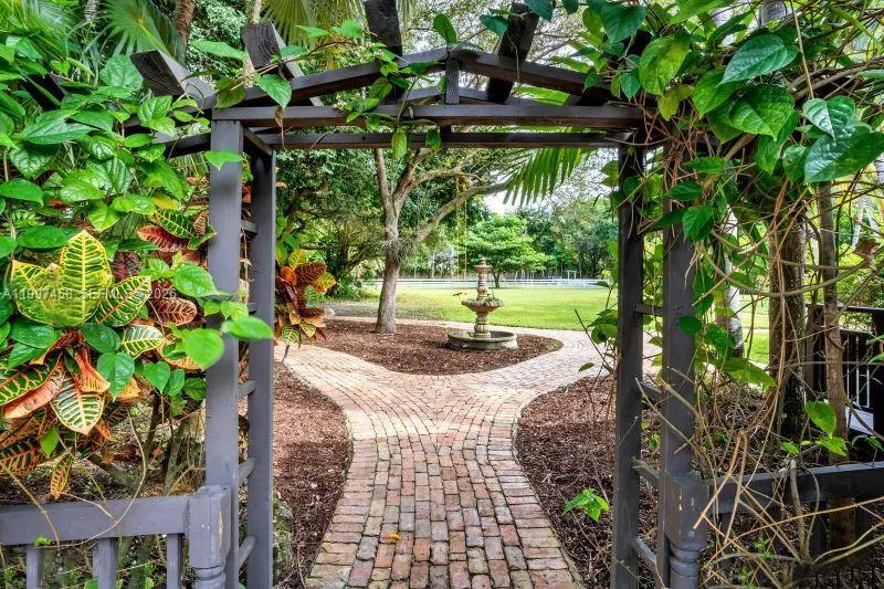 Listing  7405 SW 79th Court, Miami, FL 33143, Miami, FL 33143
