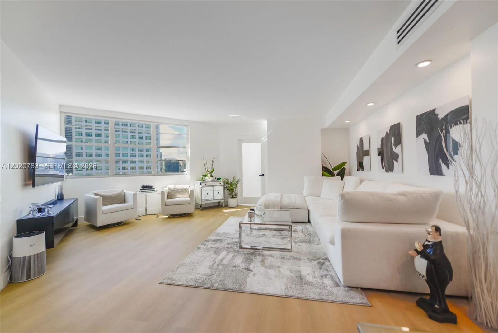View details of listing 801 Brickell Bay Drive 1962, Miami, FL 33131 Miami with MLS#