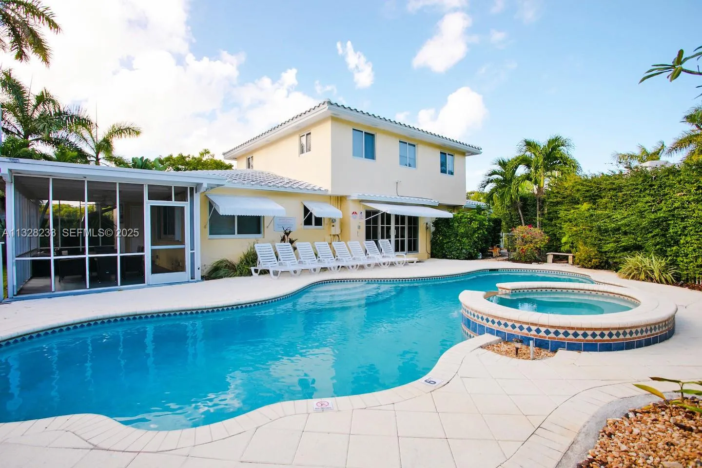 View details of listing 809 S 17th Avenue, Hollywood, FL 33020 Hollywood with MLS#