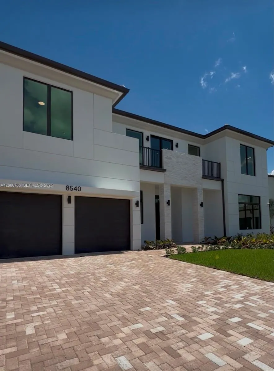 View details of listing 8540 NW 160th Terrace, Miami Lakes, FL 33016 Miami Lakes with MLS# 